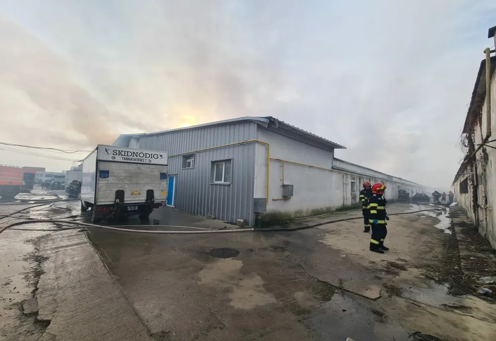 Ilfov. Incendiu la o hală în localitatea Pantelimon, cu pericol de propagare. Se intervine cu opt autospeciale de stingere
