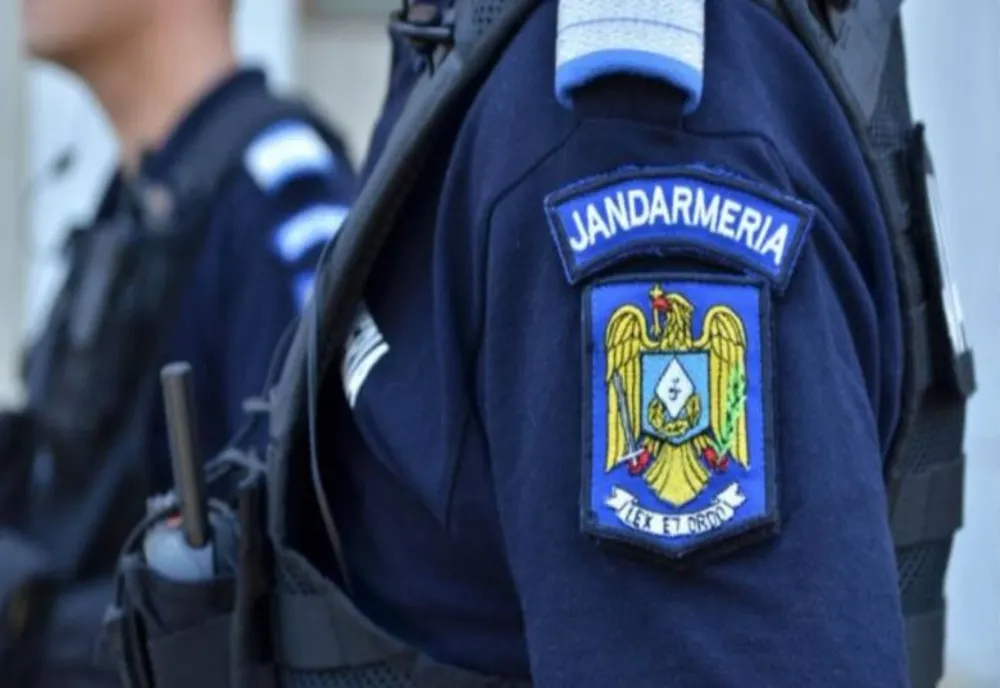 Ilfov. Bărbat surprins de jandarmi în timp ce încerca să ardă deşeuri pe malul unui lac de acumulare