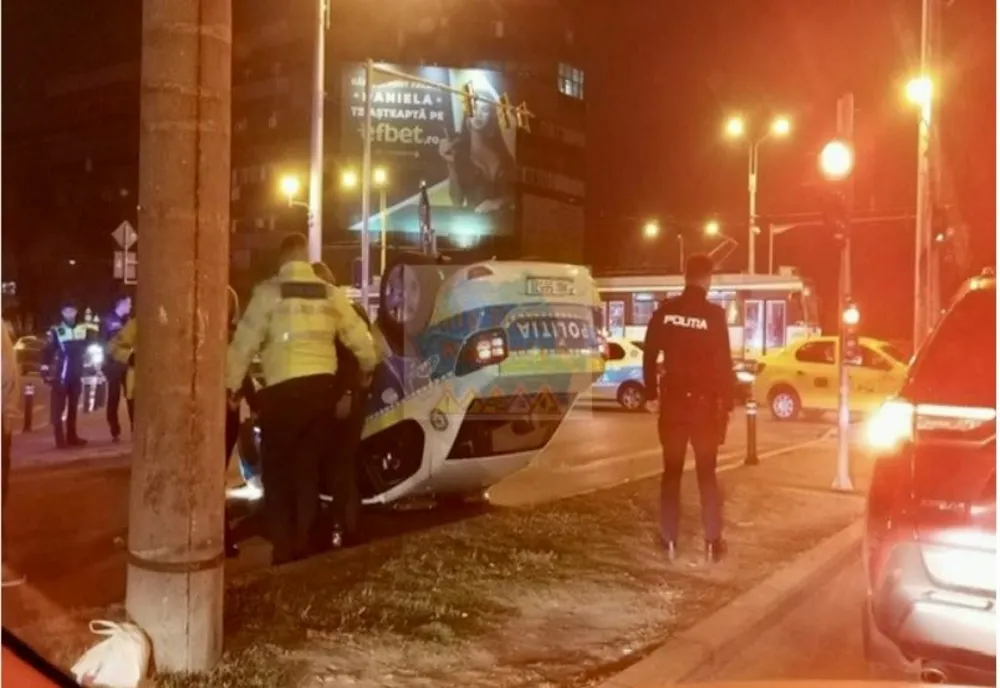 Mașină de poliție răsturnată pe Șoseaua Pantelimon din Capitală