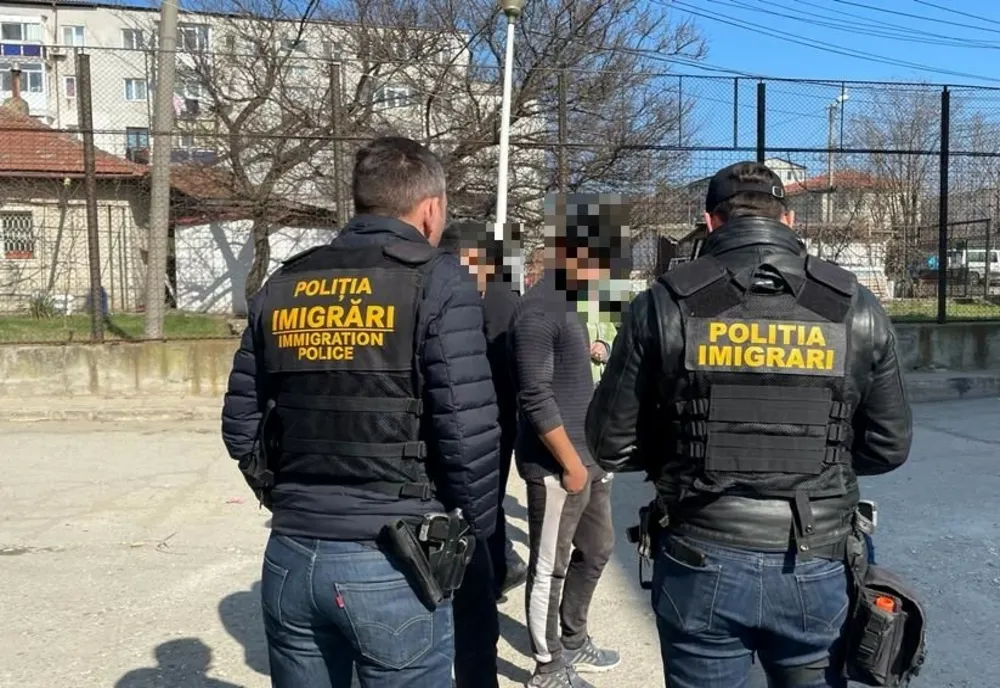 Doi bărbaţi din Bangladesh luaţi în custodie de poliţiştii de imigrări 