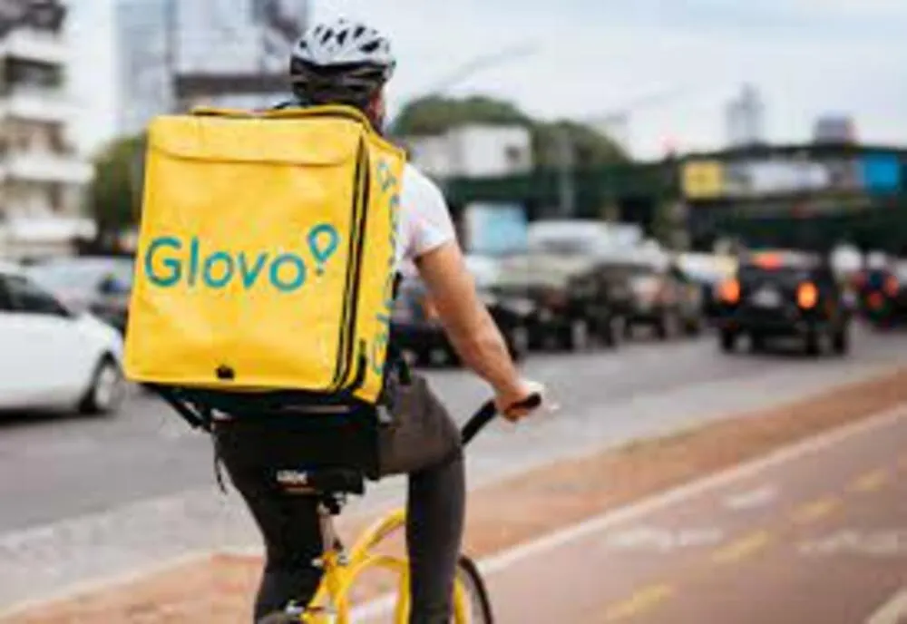 UN FOST DEȚINUT CONDAMNAT PENTRU TENTATIVĂ DE OMOR A BĂTUT UN LIVRATOR GLOVO