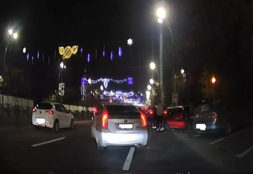 Accident în lanț pe Calea Văcărești din Capitală, provocat de un tânăr de 20 de ani
