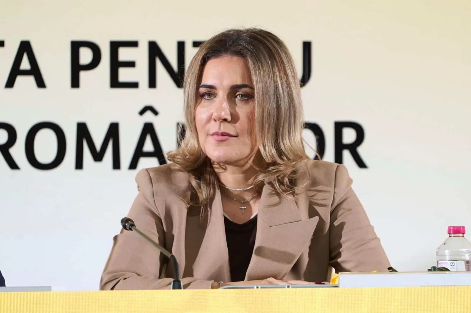 gianina-serban-rXV1l7