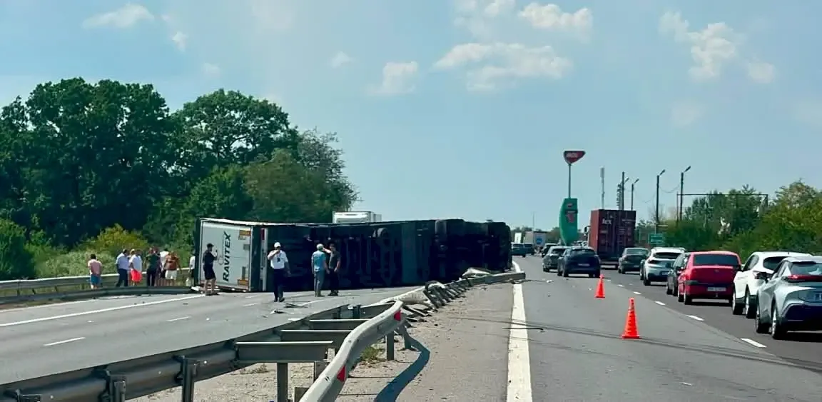 TIR răsturnat pe Autostrada A1 / Foto DRDP București