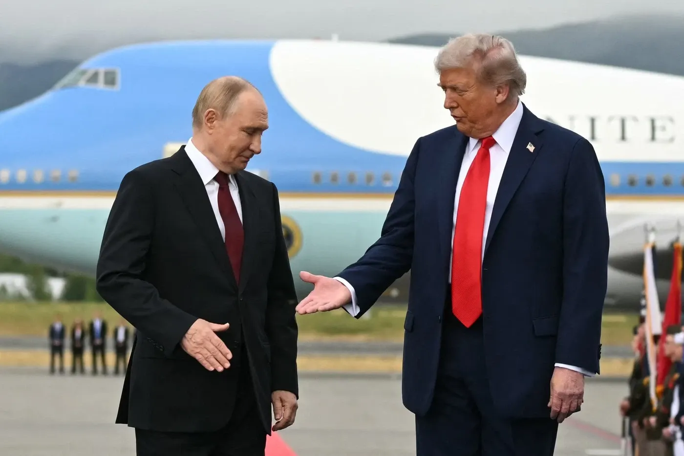 Vladimir Putin și Donald Trump la întâlnirea din Alaska. Foto/Profimedia