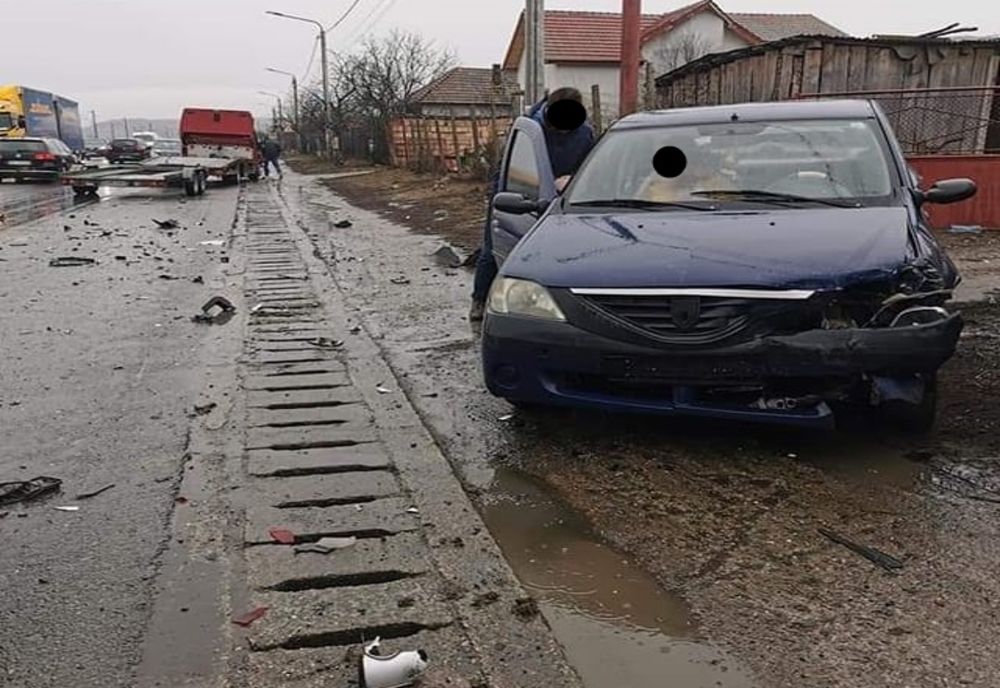 FOTO | Accident în lanţ în Jucu: 5 maşini avariate şi o persoană rănită
