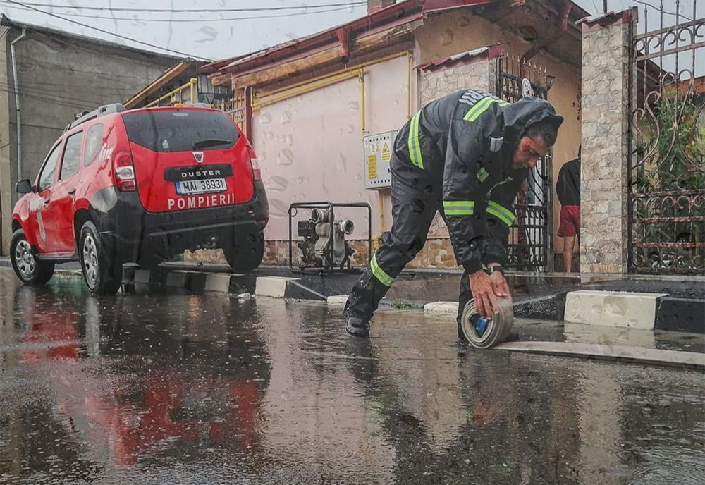 Pompierii militari au intervenit în 20 de județe pentru înlăturarea efectelor negative generate de ploile abundente