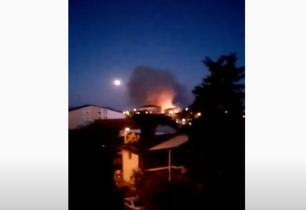 Două case au luat foc în această dimineață în cartierul Chitila