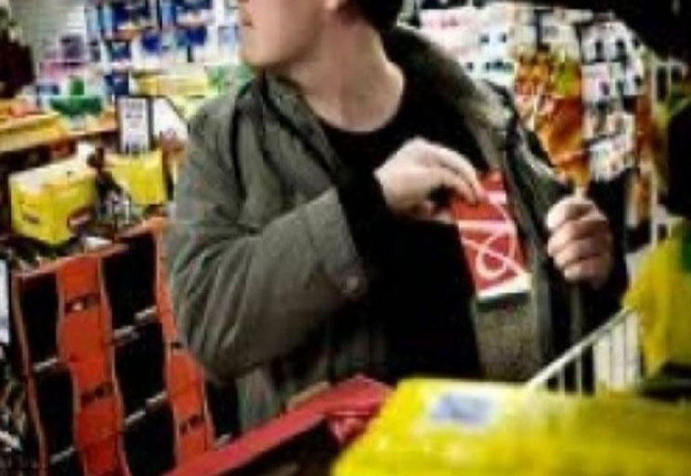 Femeie din București, cercetată de polițiștii din Ilfov pentru mai multe furturi de pe rafturile unor magazine