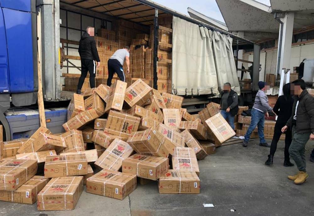 Aproape 6.000 de bunuri contrafăcute, confiscate de polițiștii ilfoveni dintr-un autocamion