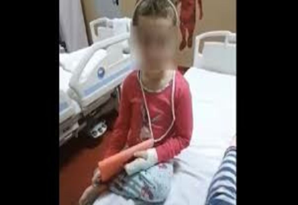 Fetița de 8 ani bătută de mamă a primit cadouri de la polițiști de ziua ei