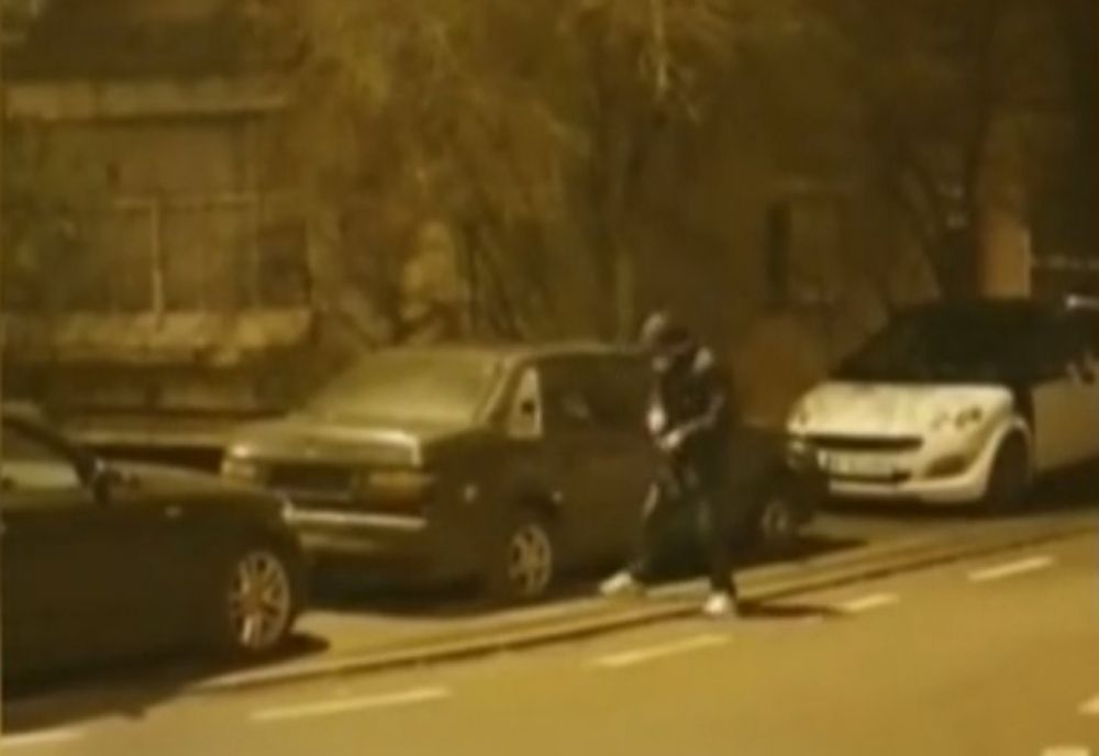 Doi tineri reținuți de polițiștii din Otopeni după ce au aruncat cu o petardă într-o mașină