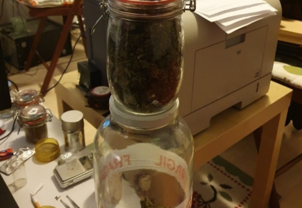 Bărbați arestați pentru trafic de droguri pe internet