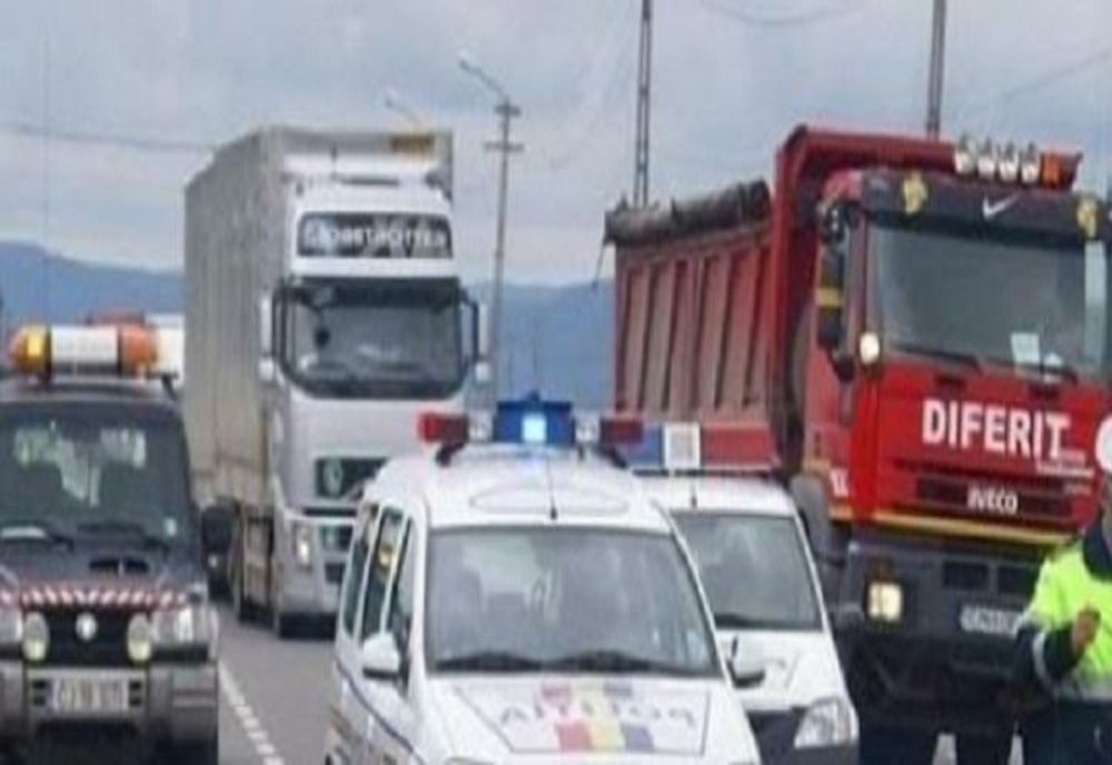 Un autocamion a lovit un stâlp de electricitate, pe centura Bucurrești