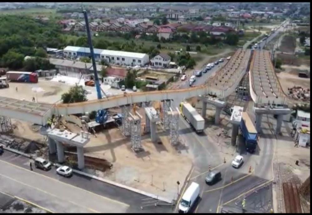 Ilfov: A început montarea grinzilor principale aferente inelului central al giratoriului suspendat de la Domnești
