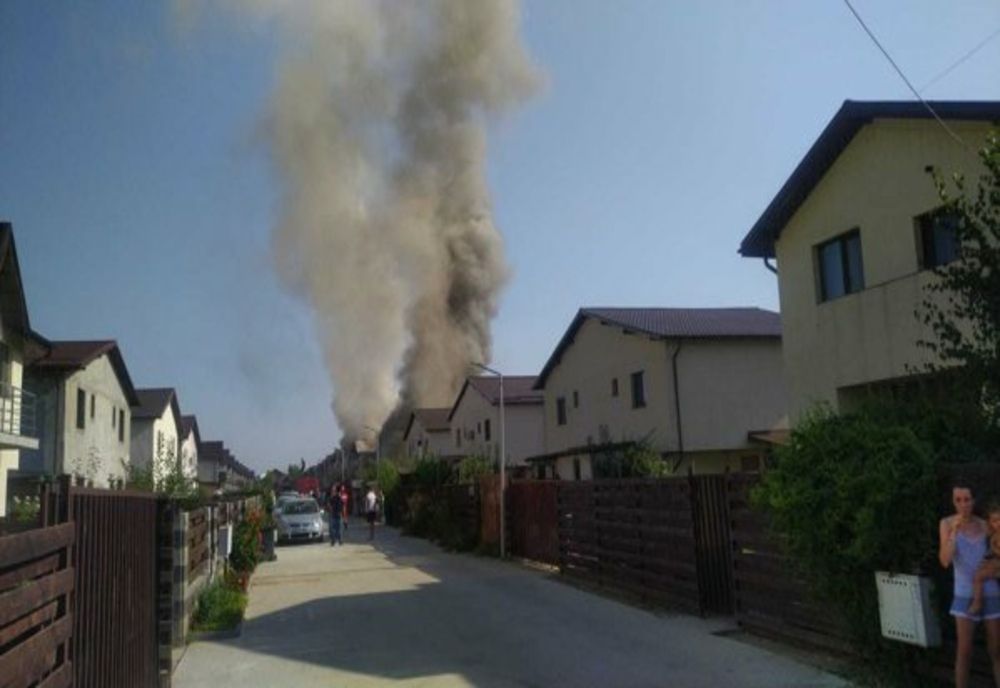 Incendiu într-un complex de locuințe din Domnești. 15 autospeciale, trimise la fața locului
