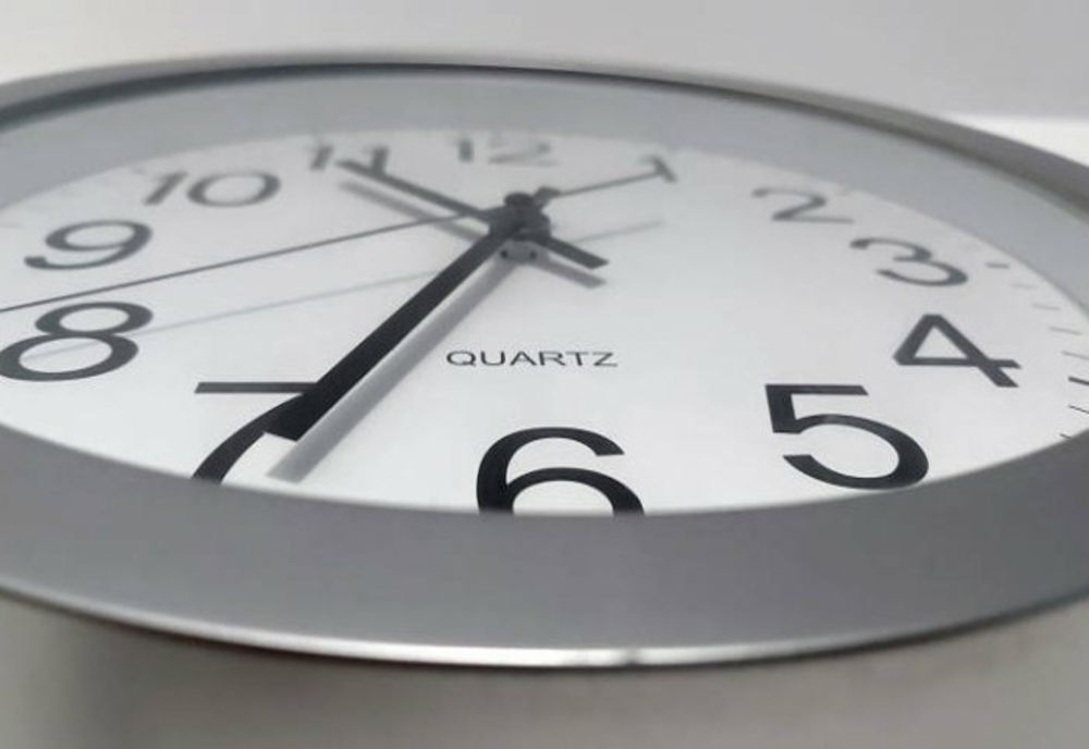 România trece în această noapte la ora de iarnă