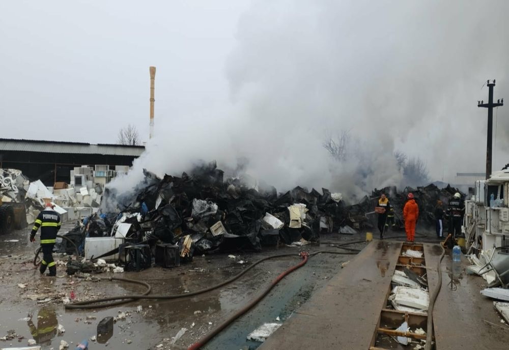 Incendiul de la Popeşti-Leordeni a fost localizat şi este pe cale să fie lichidat