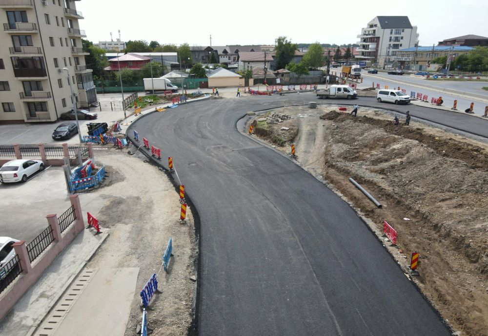 Primul strat de asfalt pe drumul de legătură dintre DN6 şi Centura Capitalei, din zona Bragadiru