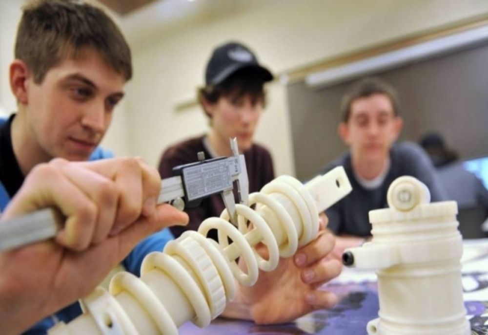 Învățământul dual, o prioritate la Ilfov. Elevii se pot pregăti direct la sediile unor firme unde apoi pot fi angajaţi.