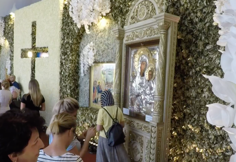 Pelerinaj la Voluntari. Sute de credincioși înfruntă canicula pentru a atinge Brâul Maicii Domnului -VIDEO