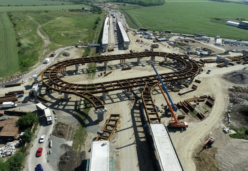 Tablierul metalic aferent giraţiei centrale a pasajului Olteniţei-Popeşti Leordeni, a fost montat