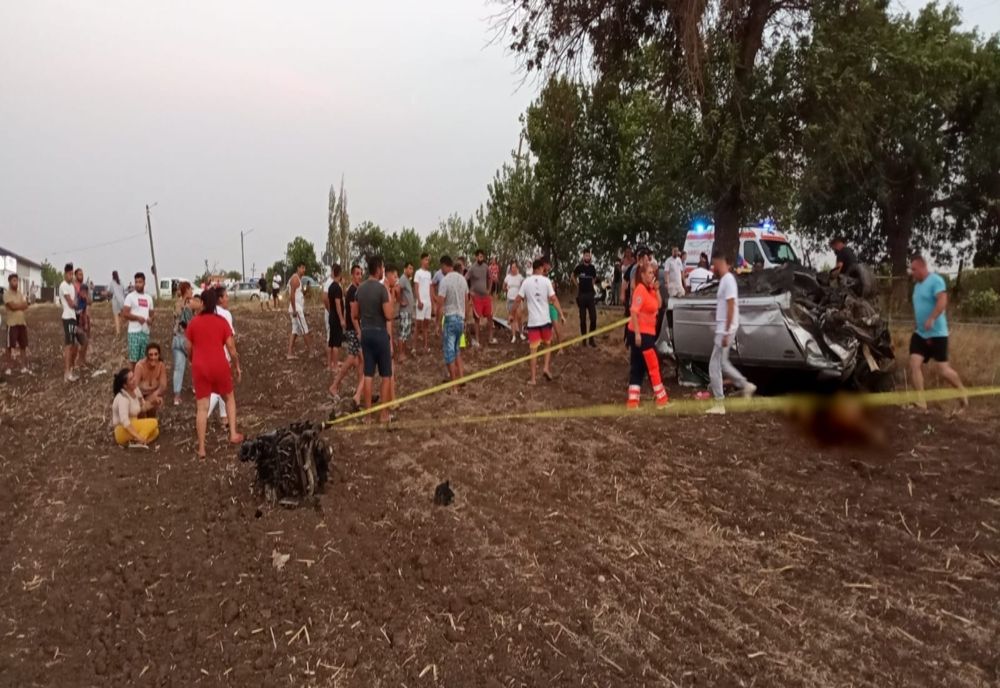 Accident teribil joi seara, în apropiere de București, între județele Călărași și Ilfov. Doi adulţi şi doi copii au murit 