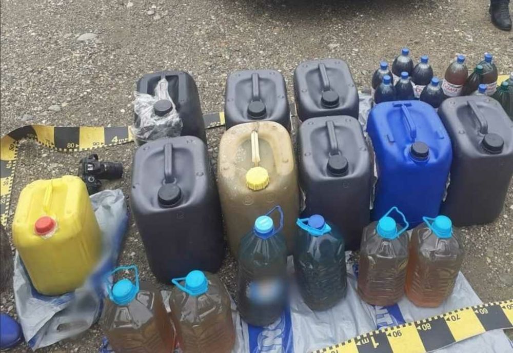 Tineri reținuți de polițiști, bănuiți de sustragerea a 300 litrii de motorină