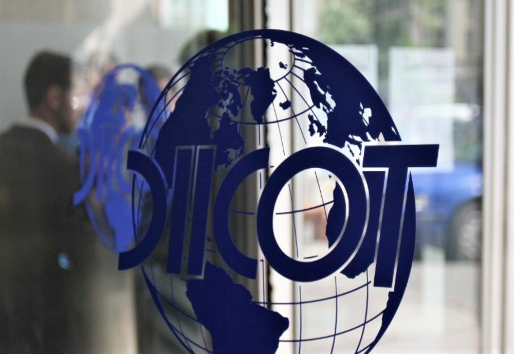 Două kilograme de heroină găsite de procurori îngropate la rădăcina unui copac. Patru persoane reţinute