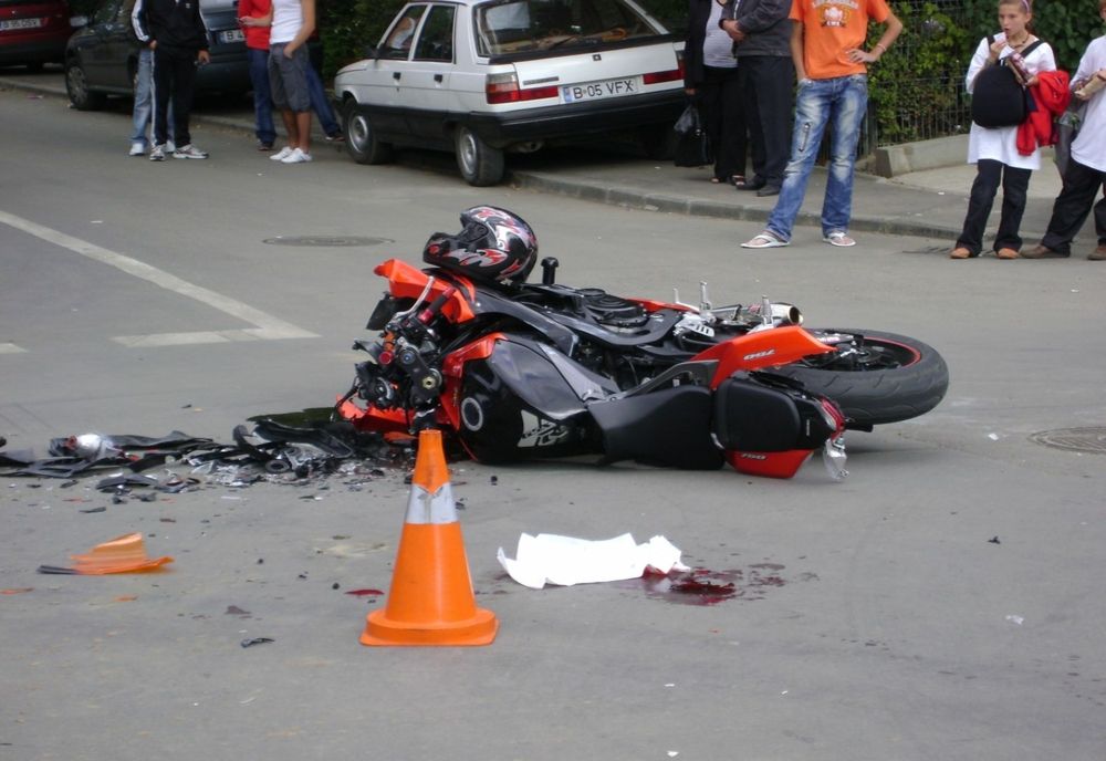 Accident pe DNCB, la Otopeni. Un motociclist a fost transportat la spital, traficul  a fost restricţionat