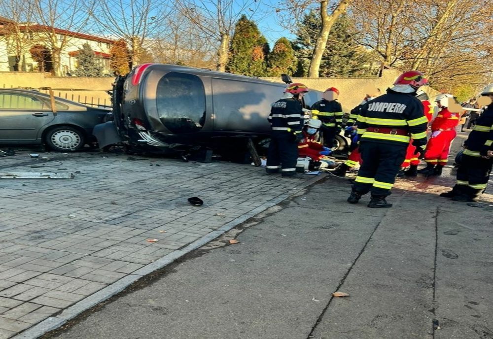 O tânără a murit în această după-amiază, după ce prietenul ei s-a răsturnat cu maşina. Şoferul de 18 ani era drogat