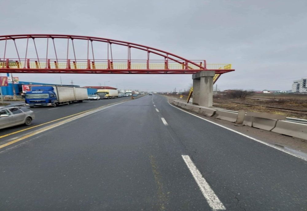 Incredibil cum au montat o pasarelă pietonală pe centura Capitalei! Poliţia Ilfov s-a sesizat