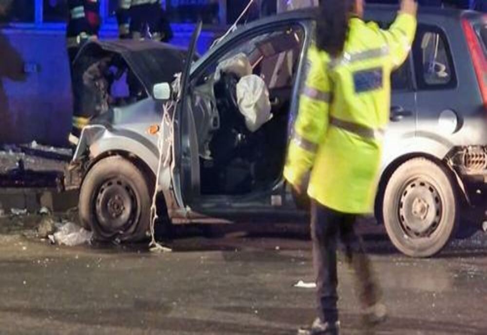  Un autoturism a intrat violent în clădirea unui fast food din Popești Leordeni. Doi tineri au ajuns la spital