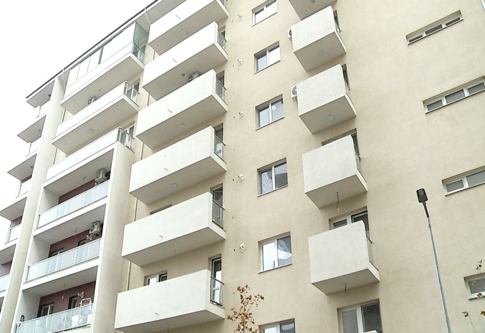 O grupare de proxeneți din Ilfov și-a ridicat un complex de blocuri în București cu banii obținuți de victime