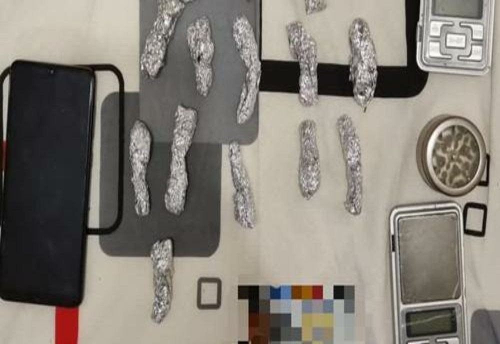 FOTO-VIDEO: Descinderi în București. Zeci de persoane, acuzate că vindeau droguri în liceele din Capitală