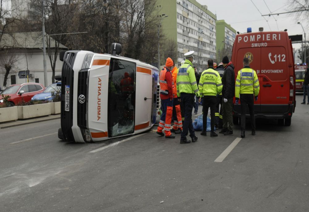 Ambulanţă privată, răsturnată în urma unui accident rutier, pe şoseaua Viilor. Două persoane transportate la spital
