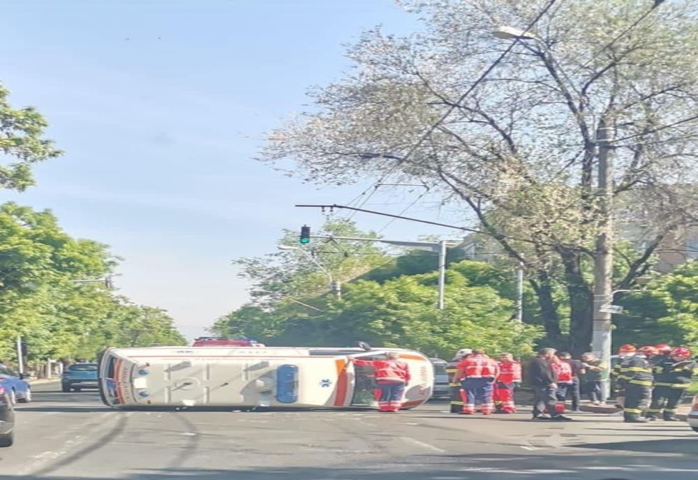 O ambulanţă care transporta o femeie însărcinată, s-a răsturnat în această dimineaţă, în capitală, după ce a fost izbită de şoferul unui autoturism