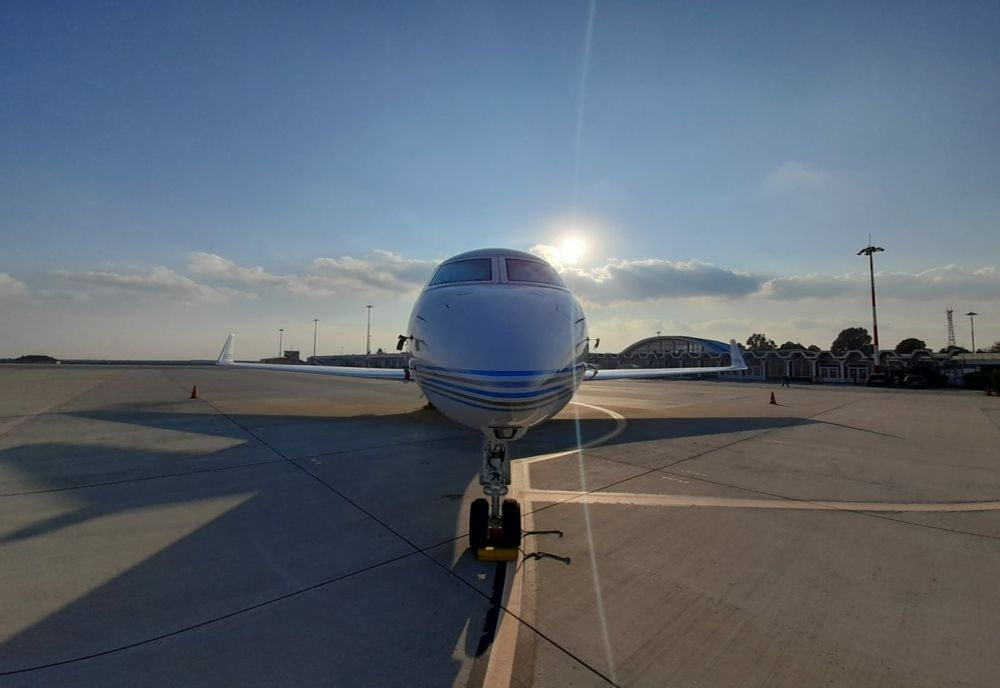 TRAFIC AERIAN DAT PESTE CAP PE AEROPORTUL DIN CLUJ. DOUĂ ZBORURI AU FOST DEVATE, DUPĂ CE UN AVION A RĂMAS BLOCAT PE PISTĂ. PILOTUL, PRELUAT INCONȘTIENT