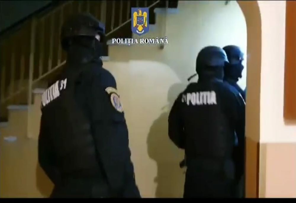 Percheziții la suspecți acuzați de cămătărie, șantaj și proxenetism VIDEO