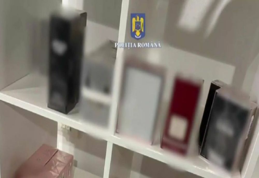 O grupare care vindea haine și parfumuri contrafăcute în București, săltată de oamenii legii
