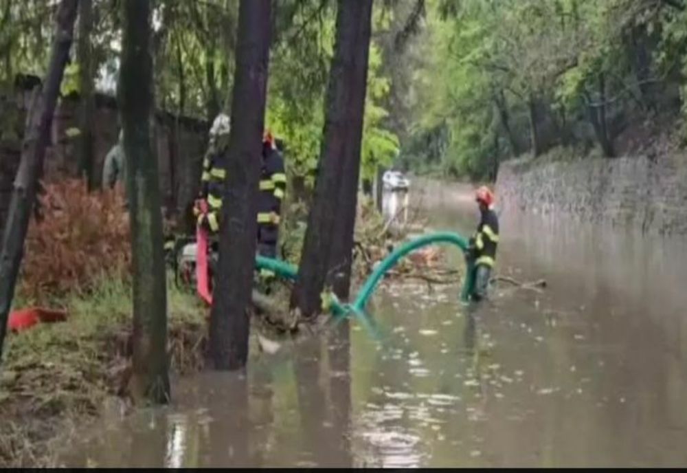 Inundații pe DN1. Șoseaua, blocată de aluviuni în zona gării din Sinaia - IMAGINI