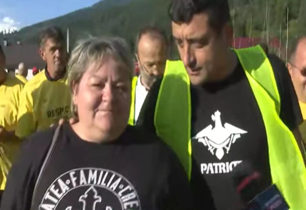 GEORGE SIMION A AJUNS ÎN MIJLOCUL SINISTRAȚILOR DIN BROȘTENI: ”NU SUNTEȚI SINGURI”