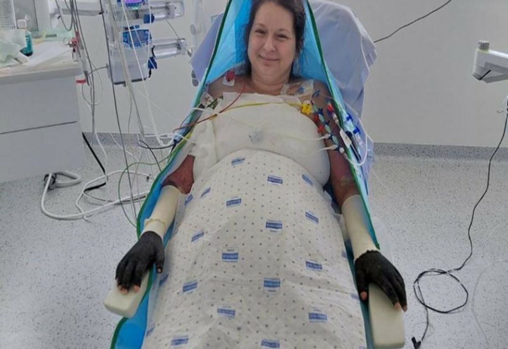 LAVINIA VLAD, PACIENTA CU ARSURI TRANSFERATĂ ÎN BELGIA, A REUȘIT SĂ STEA ÎN FOTOLIU CU AJUTORUL UNUI ROBOT