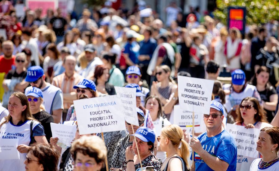 inquam-photo-suceava--profesori--protest--31-mai-23-223745