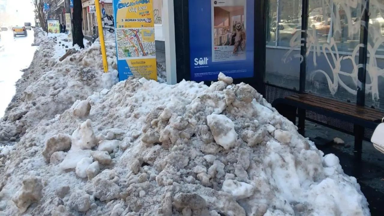 Capitala încă este paralizată de mormanele de zăpadă lăsate în mijlocul intersecțiilor sau pe trotuare