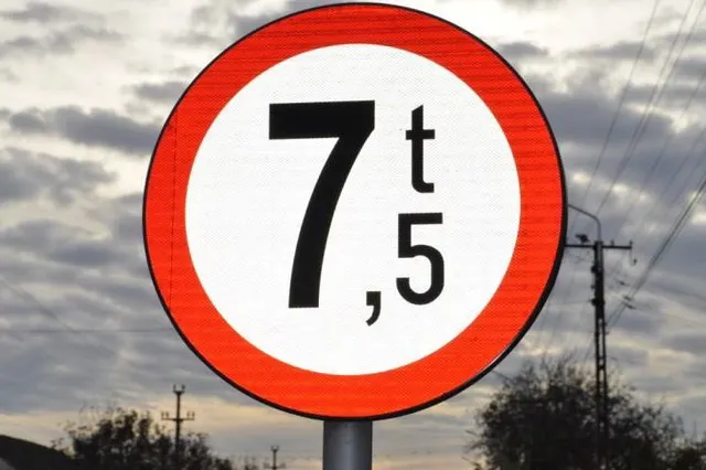 Circulaţia vehiculelor cu masa mai mare de 7,5 tone, restricţionată pe mai multe drumuri naţionale