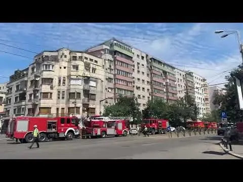 Incendiu pe Calea Moșilor, în București. Flăcări și fum dens la etajul 8 al unui bloc
