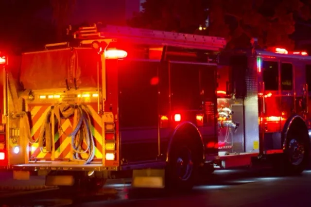 Incendiu într-un apartament din Vâlcea. Un bărbat a murit, iar o femeie a fost evacuată de pompieri