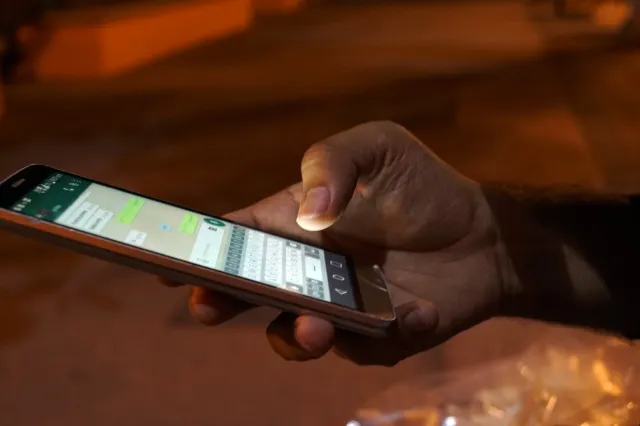 Românii ar putea primi SMS înainte să le expire actele. Ce prevede proiectul adoptat de Senat