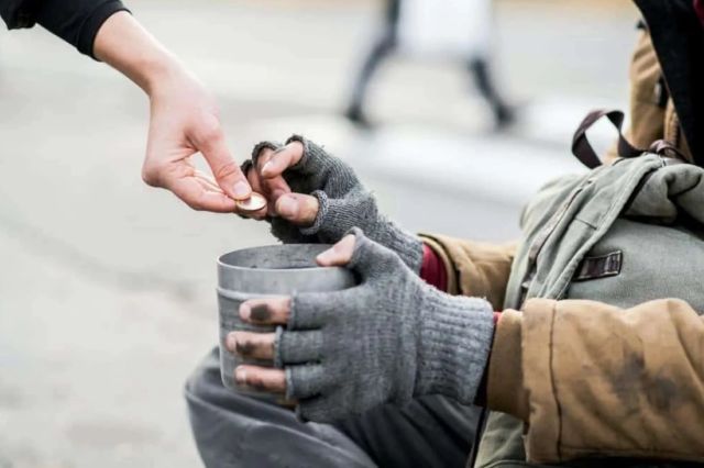 Un cerșetor ridicat de polițiști din Sectorul 6 a dezvăluit cât câștigă pe oră